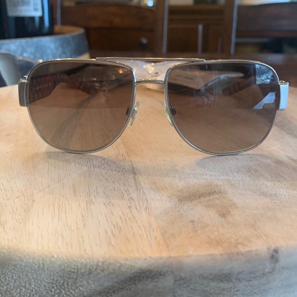 Burberry sunglasses without a case - Picture 1 of 6